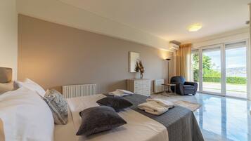 Superior Villa, Sea View | Bathroom | Shower, rainfall showerhead, free toiletries, hair dryer