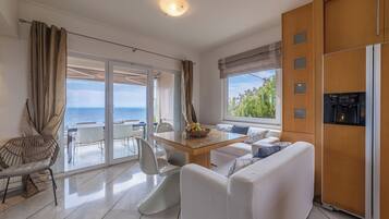 Superior villa, uitzicht op zee | Dineerruimte