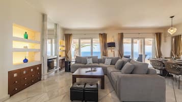 Vila superior, vista para o mar | Sala de estar | Smart TV, Netflix, mesa de pingue-pongue, serviços de streaming