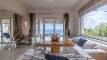Superior Villa, Sea View | Dining room