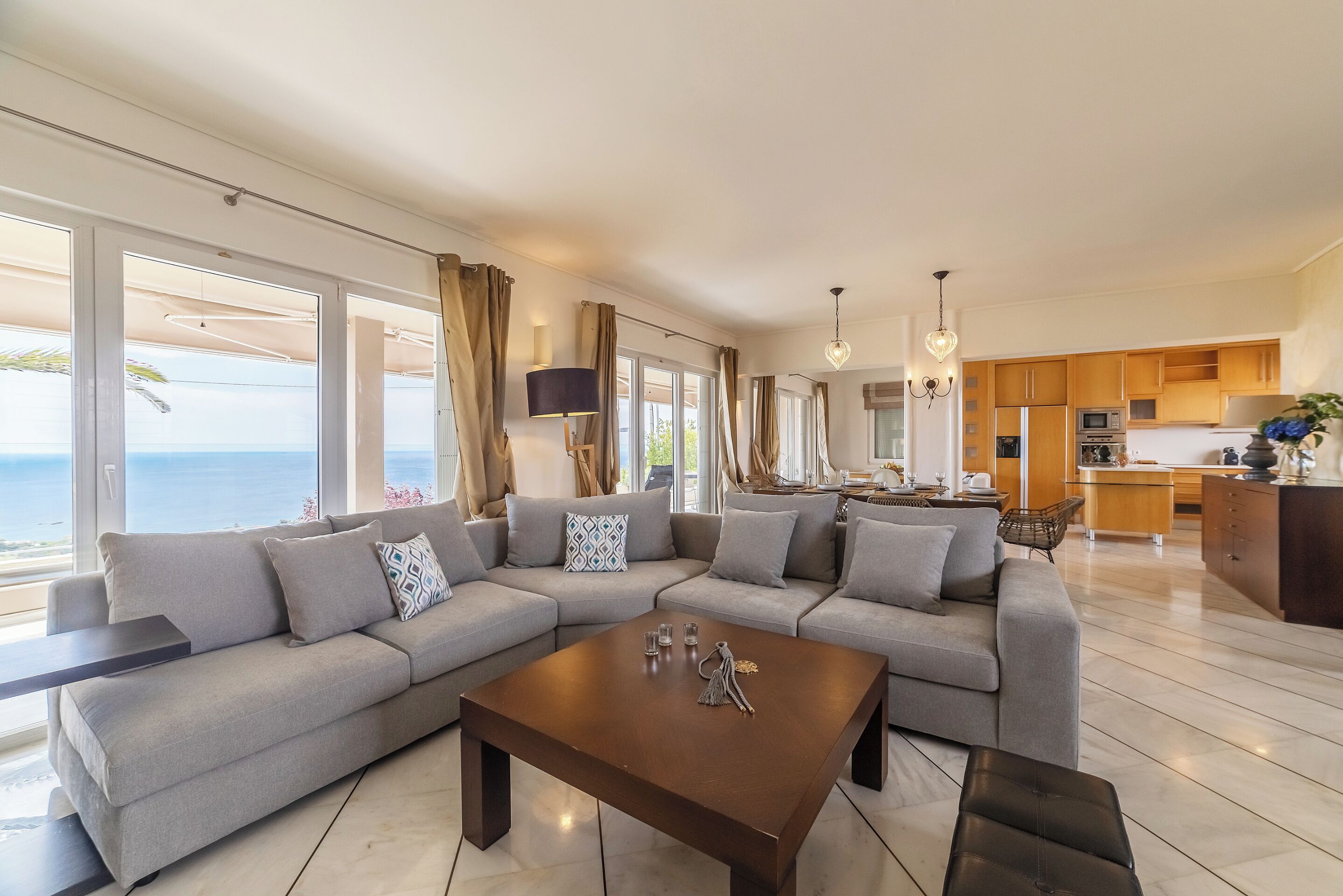 高级别墅, 海景 | 客厅 | 45-英寸智能电视（配备卫星频道）、Netflix、乒乓球