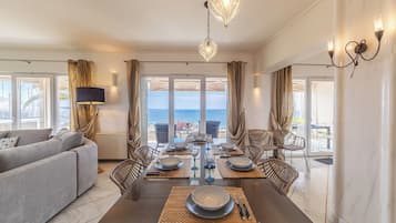 Superior Villa, Sea View | Dining room