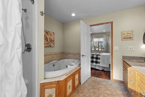 Shower, jetted bath, hair dryer, towels - True Lakefront/Private Dock/15 mins to Crosslake (Fifty Lakes)