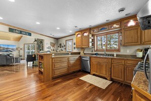 Fridge, microwave, oven, stovetop - True Lakefront/Private Dock/15 mins to Crosslake (Fifty Lakes)