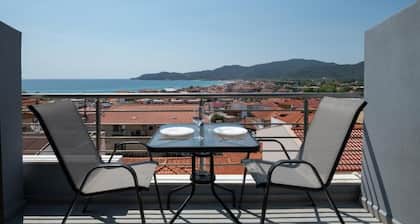 Blue Horizon Sarti - Stylish Quad Seaview Getaway