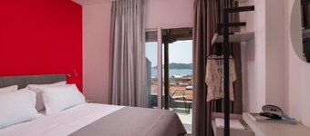 Blue Horizon Sarti - Stylish Quad Seaview Getaway