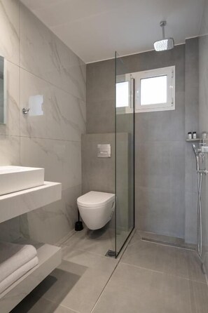 Shower - Blue Horizon Sarti - Cozy Quad Seaview Escape (Sarti)