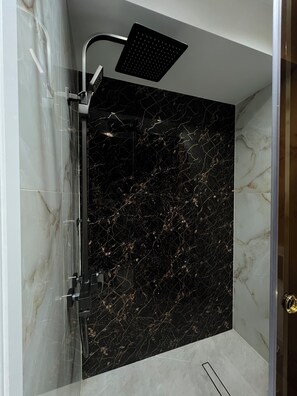 Shower, hair dryer, bidet, towels - TuranWay Aparts 1 NRG U Tower in Toshkent with gym (Тоshkent)