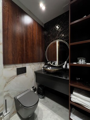 Shower, hair dryer, bidet, towels - TuranWay Aparts 1 NRG U Tower in Toshkent with gym (Тоshkent)