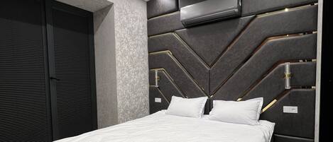 Tabla de planchar con plancha, wifi y ropa de cama