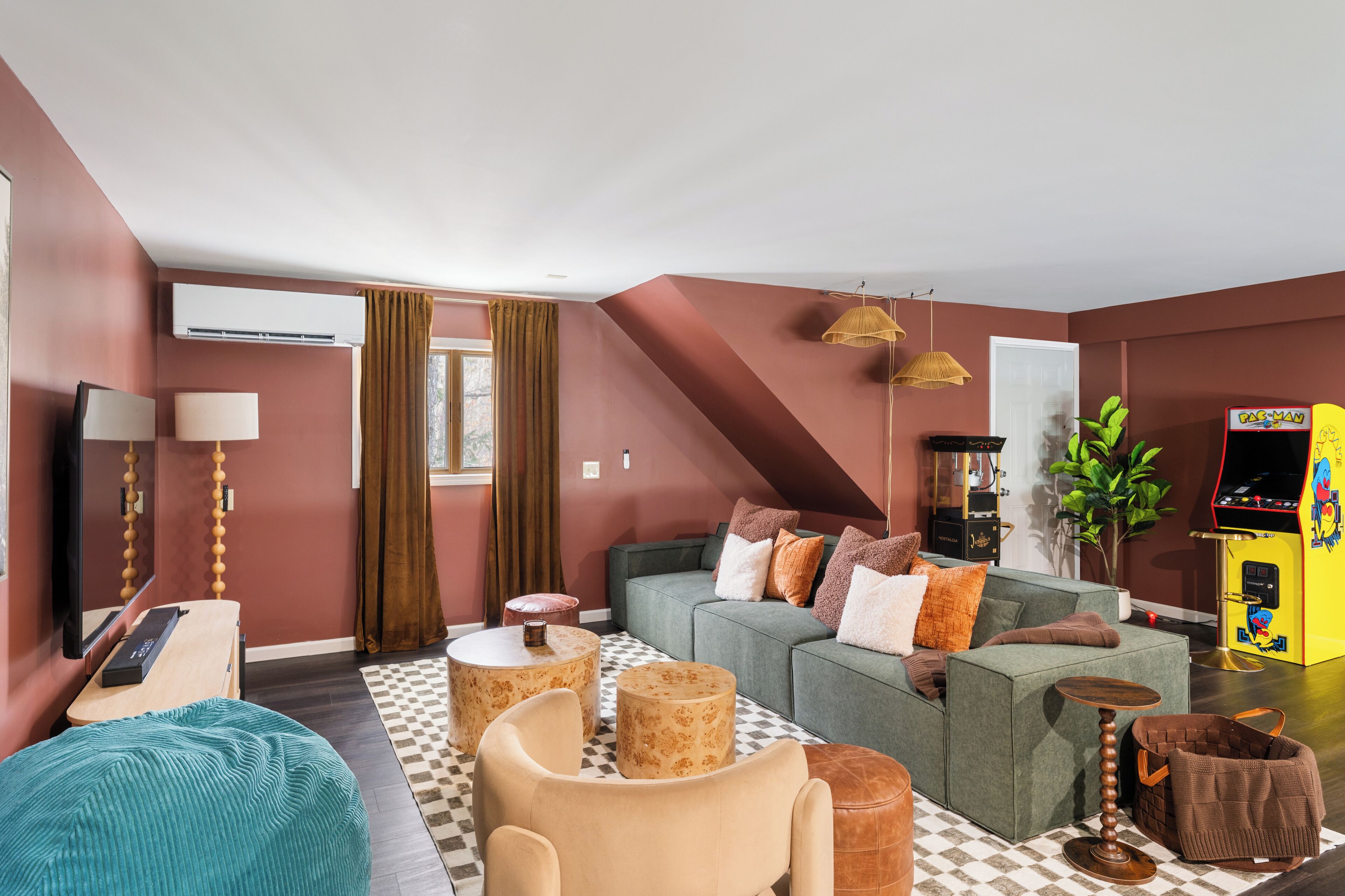 TV connectée, cheminée, table de tennis de table