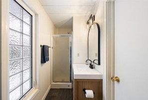 Douche, baignoire à jets, sèche-cheveux, serviettes fournies