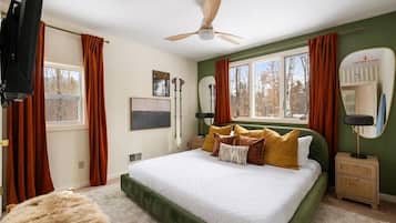 3 bedrooms, desk, iron/ironing board, travel cot