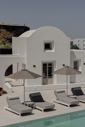 Seasonal outdoor pool, pool umbrellas, sun loungers - Filomare Suites (Santorini)