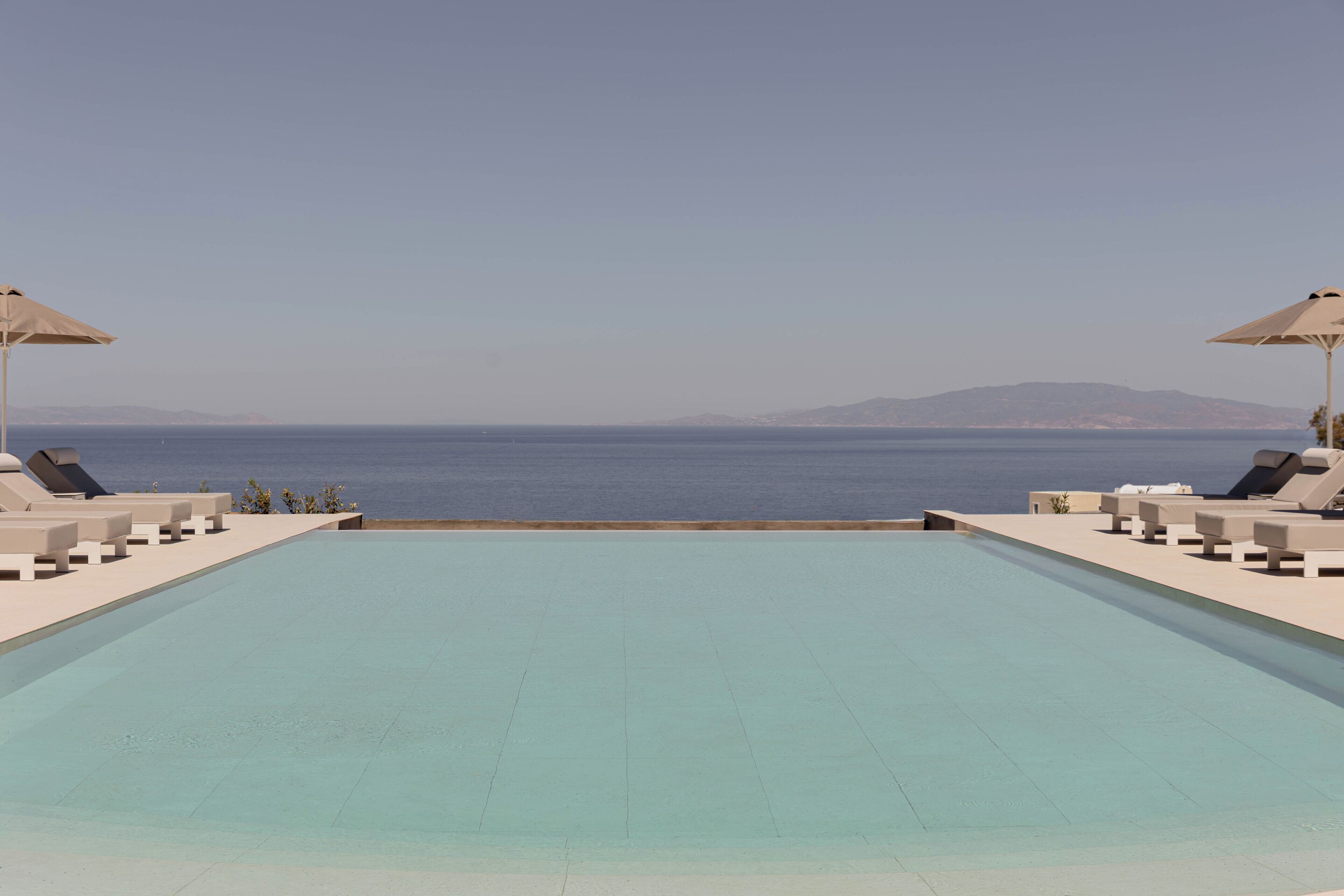 Una piscina al aire libre de temporada, sombrillas