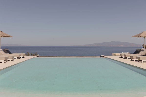 Seasonal outdoor pool, pool umbrellas, sun loungers - Filomare Suites (Santorini)