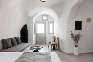 Suite Lune de Miel, balcon, vue établissement | Coffres-forts dans les chambres, Wi-Fi gratuit