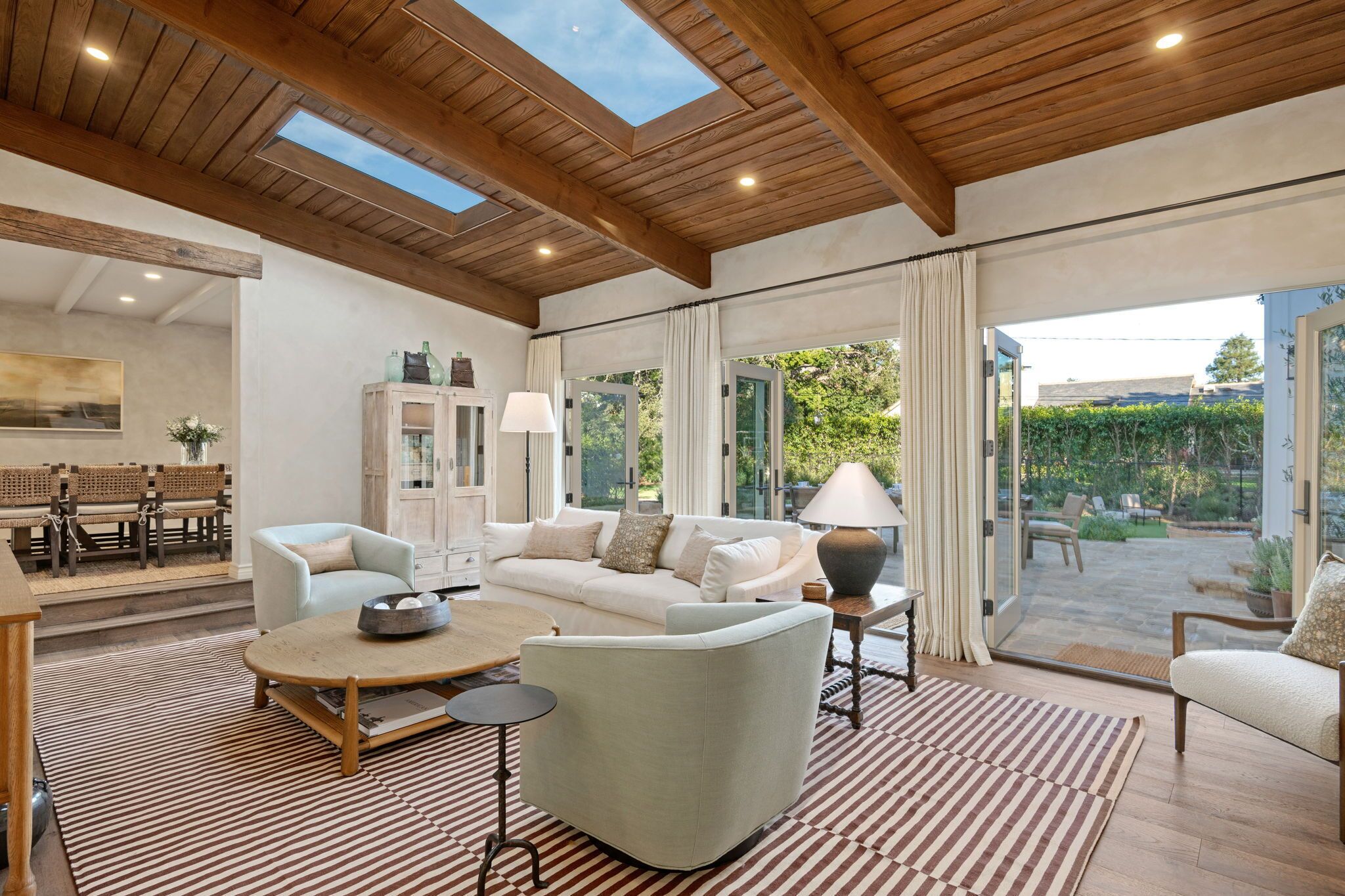 Televisión, chimenea, libros