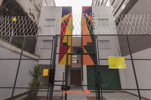 A gated entrance with a metal fence and a yellow sign. - Studio em Sao Paulo Perto do Teatro Sergio Cardoso (São Paulo)