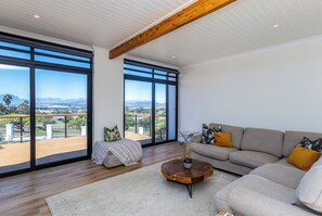 Smart TV, fireplace - Modern Stellenberg Retreat w Pool, Cool AC & Mountain Views (Cape Town)