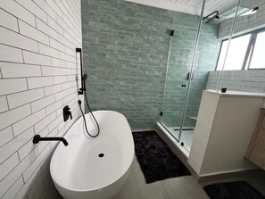 Dusj, hårføner, håndklær og såpe