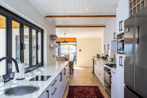 Microwave, oven, stovetop, dishwasher - Modern Stellenberg Retreat w Pool, Cool AC & Mountain Views (Cape Town)