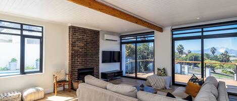 Smart TV, fireplace