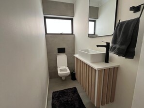 Dusj, hårføner, håndklær og såpe