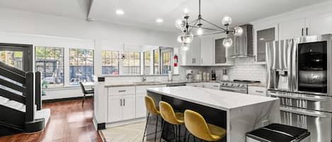 Kjøleskap, mikrobølgeovn, ovn og kokeplater