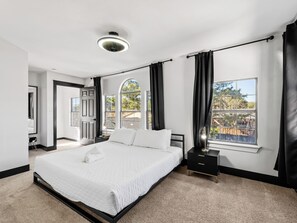 5 bedrooms, desk, iron/ironing board, travel cot - Stunning Carrolton Castle with 4 Bedrooms + Pool + Media Room (Carrollton)