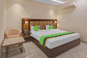 Memory-foam beds, desk, laptop workspace, free WiFi - Hotel Heaven Grand Lucknow (Lucknow)