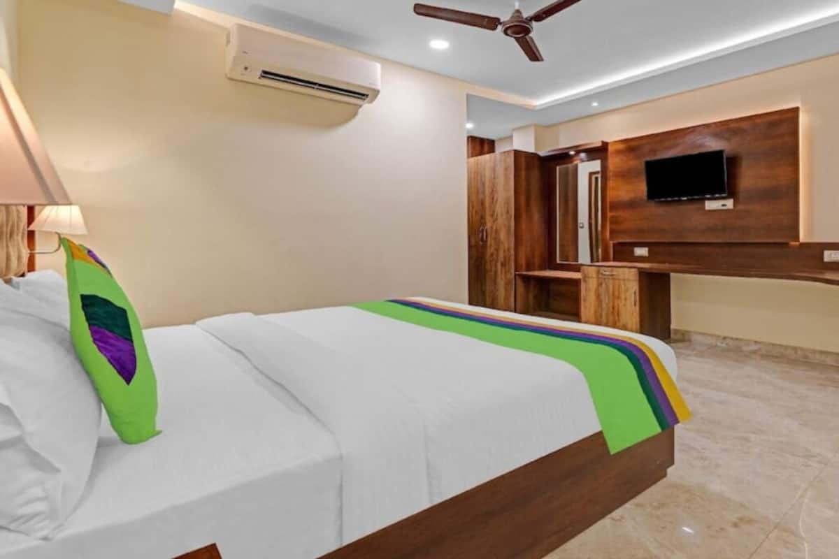 Deluxe Room | Memory-foam beds, desk, laptop workspace, free WiFi