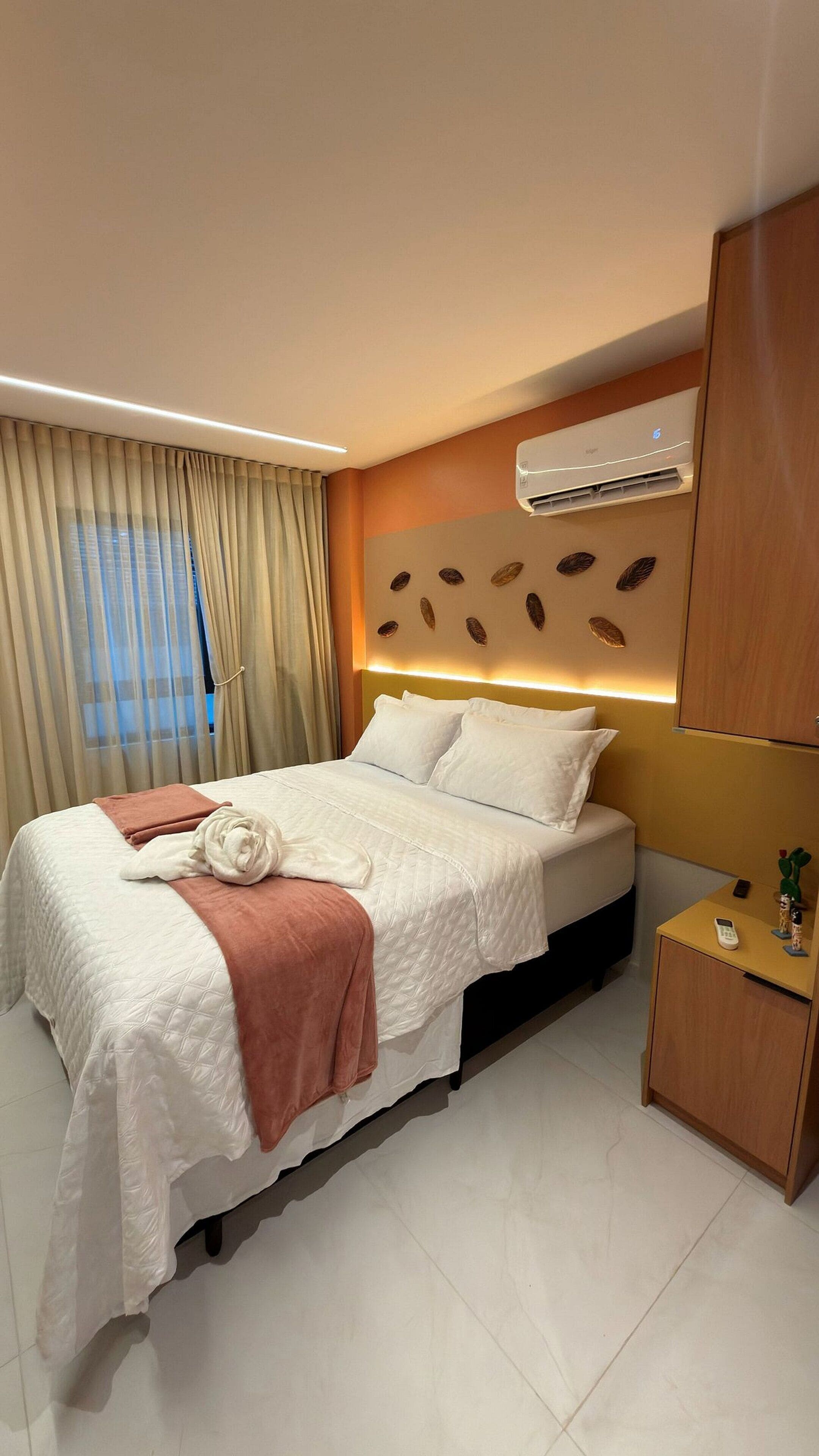 Espacio para trabajar con laptop y cortinas blackout 