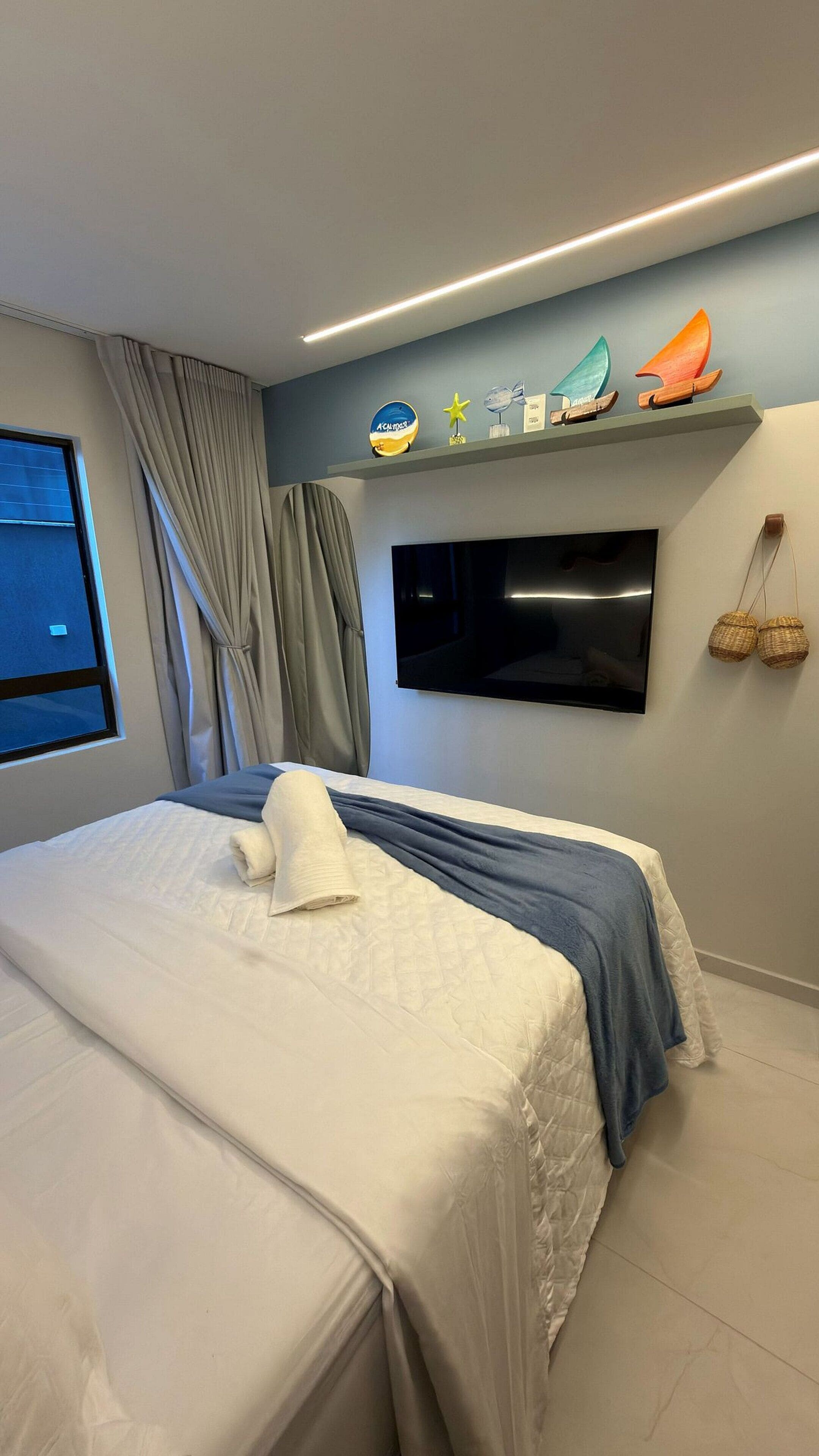 Espacio para trabajar con laptop y cortinas blackout 