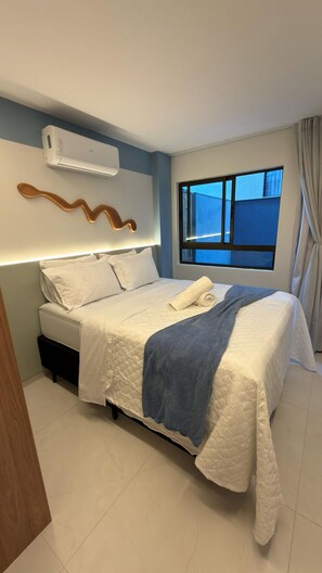 Espacio para trabajar con laptop y cortinas blackout 