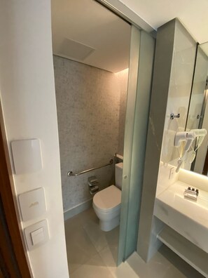 Haartrockner, Handtücher, Toilettenpapier