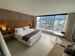 Tabla de planchar con plancha y ropa de cama