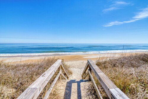 Oceanfront condo in Duck with community pool!
