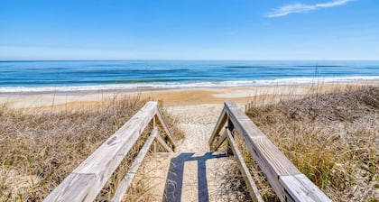 Oceanfront condo in Duck with community pool!