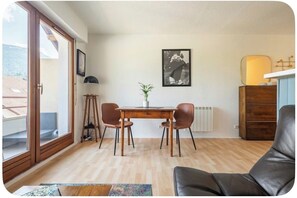 TV - Appartement cosy Rive Ouest, Lac d'Annecy. Petit cocon, accepte les 4 pattes. (Saint-Jorioz)