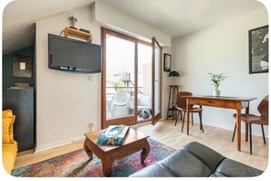TV - Appartement cosy Rive Ouest, Lac d'Annecy. Petit cocon, accepte les 4 pattes. (Saint-Jorioz)