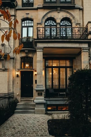 A historic building with a grand entrance, a balcony with ornate railings, and a stone facade. - La Villa Maurice (Brussels)