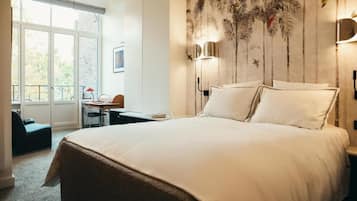 Suite, vista al jardín | Decoración personalizada, muebles diferentes y escritorio