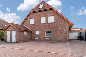 Exterior - Holiday Apartment "Henrich" with Terrace, Garden and Wi-Fi (Hooksiel)