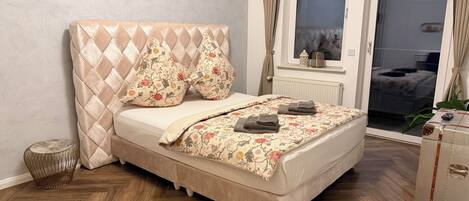 Iron/ironing board, WiFi, bed sheets