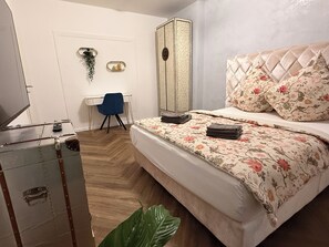 Iron/ironing board, WiFi, bed sheets - EXCLUSIVE 2 room OG1 apartment with balcony in top location! (Bremen)