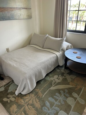 Internet, bed sheets - Cozy and sunny canal-facing condo in charming Port Charlotte - Monthly + Stay  (Port Charlotte)