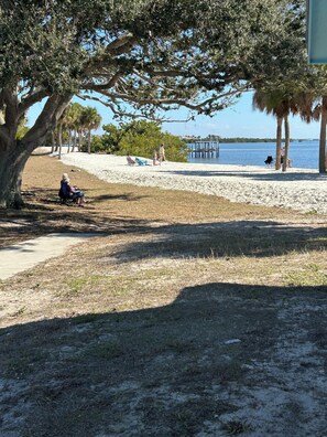 Beach - Cozy and sunny canal-facing condo in charming Port Charlotte - Monthly + Stay  (Port Charlotte)