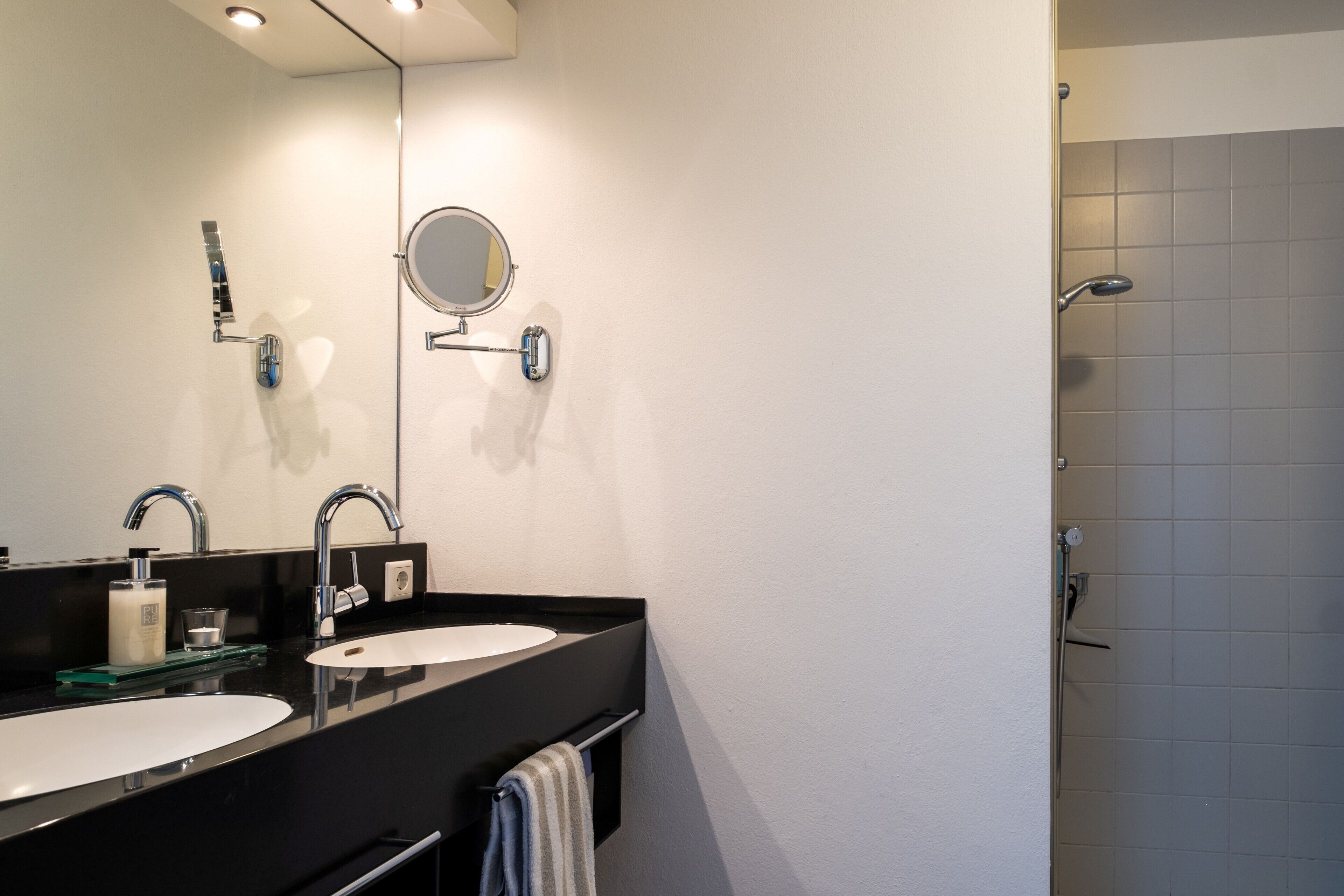 Dusche, Haartrockner, Handtücher