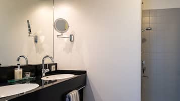 Dusche, Haartrockner, Handtücher